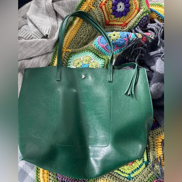 Green pleather tote bag, tassel on one side - Picture 1 of 3